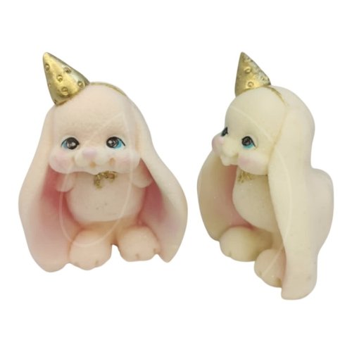 Фигурка из шоколадной глазури "Зайка задувает свечу" 